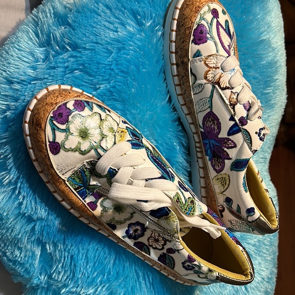 Shoes - Picture 3 of 5